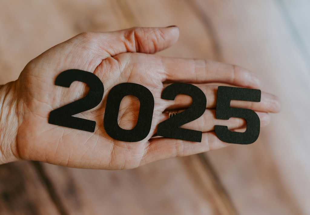 una mano con unos números en los que se lee 2025